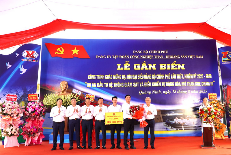 Đồng chí Vũ Anh Tuấn - Phó Bí thư Đảng ủy, Tổng Giám đốc Tập đoàn trao thưởng 100 triệu đồng cho Đảng ủy Công ty than Khe Chàm vì đã thực hiện hoàn thành công trình đảm bảo tiến độ và chất lượng