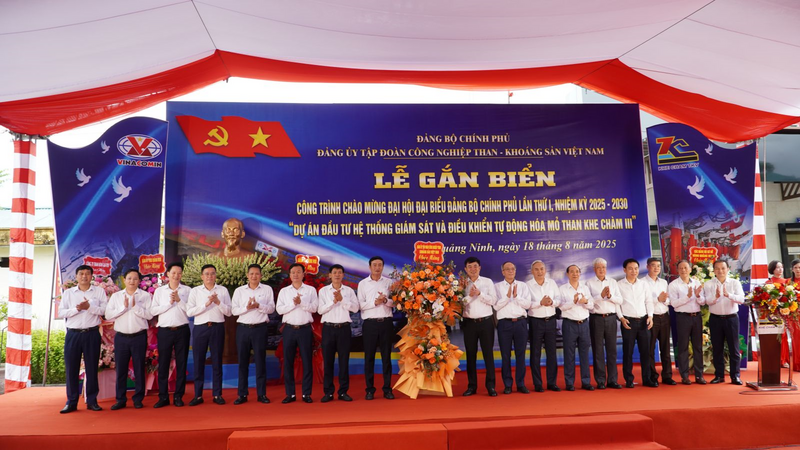 Lãnh đạo Đảng uỷ Tập đoàn, Đảng uỷ Than Quảng Ninh và lãnh đạo các chi ủy, đảng ủy vùng Quảng Ninh tặng hoa chúc mừng Đảng ủy Công ty than Khe Chàm - đơn vị chủ đầu tư đã chỉ đạo thi công hoàn thành công trình