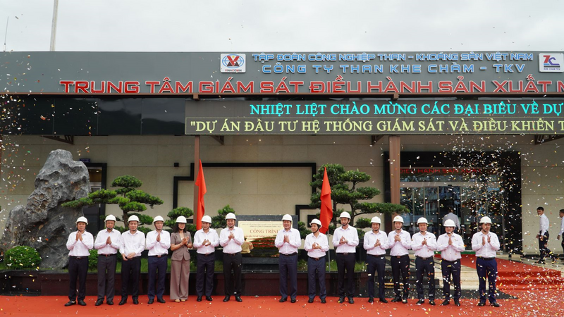 Các đại biểu tham gia nghi lễ gắn biển