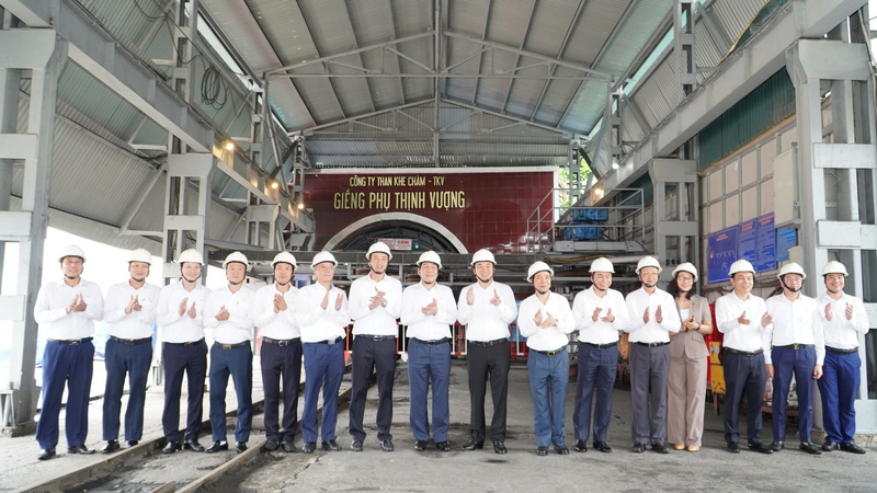 Ngay sau nghi lễ gắn biển, các đại biểu đã đi thăm quan công trình “Hệ thống giám sát và điều khiển tự động hóa mỏ than Khe Chàm III”.