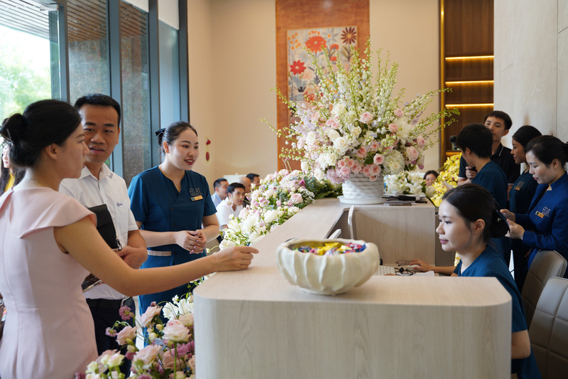 Nhân viên tại Éclat Wellness & Spa đang tư vấn các dịch vụ cho khách hàng. Ảnh: Thái Mạnh