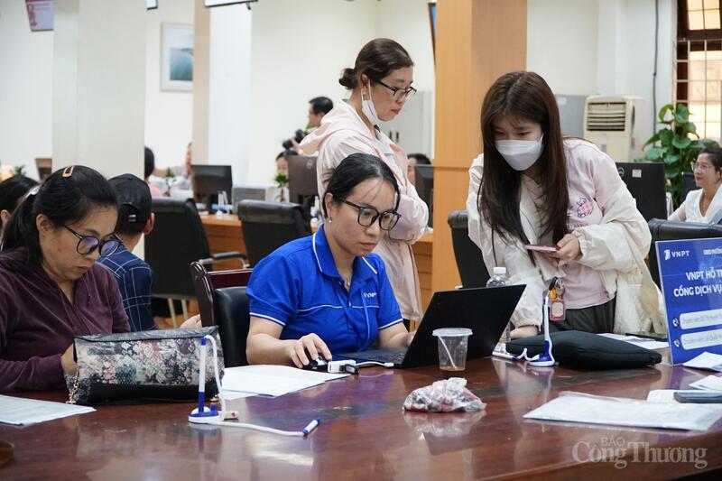 Người dân đến Ok88vip tỷ lệ kèo World Cup 2026 tại trung tâm hành chính công phường Buôn Ma Thuột. Ảnh: Hoàng Nguyên