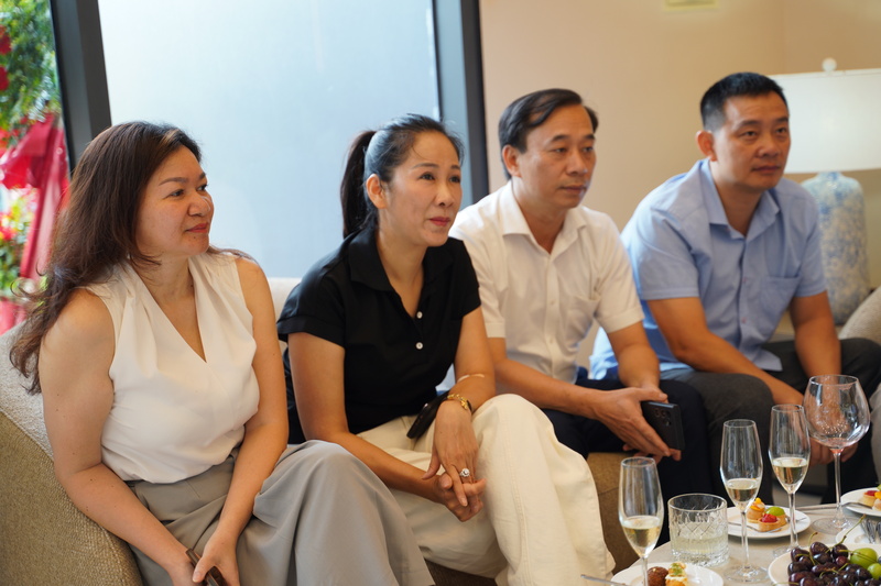 Cán bộ Liên Minh OK VIP Giải Trí Cá Cược World Cup 2026 lắng nghe về những trải nghiệm tại Éclat Wellness & Spa. Ảnh: Thái Mạnh