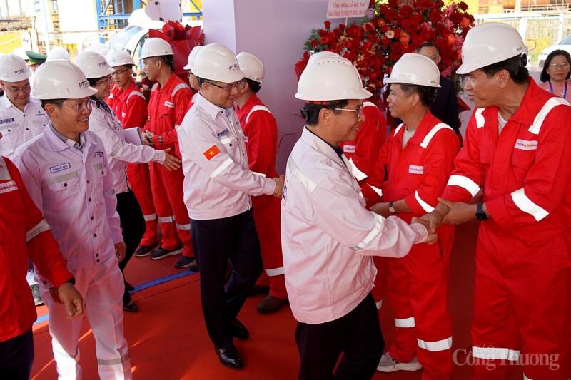 Phó Thủ tướng Bùi Thanh Sơn dự Lễ đặt tên giàn khoan tự nâng PV DRILLING VIII. Ảnh: Nguyễn Ngọc