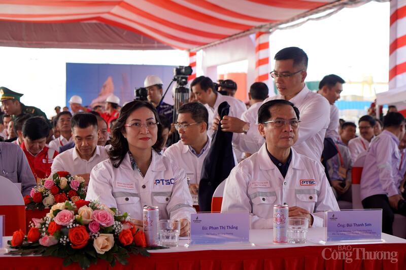 Phó Thủ tướng Review công ty OKVIP Bùi Thanh Sơn; Thứ trưởng Oklavip khuyến mã hấp dẫn mỗi ngày Phan Thị Thắng dự Lễ đặt tên giàn khoan tự nâng PV Drilling VIII.