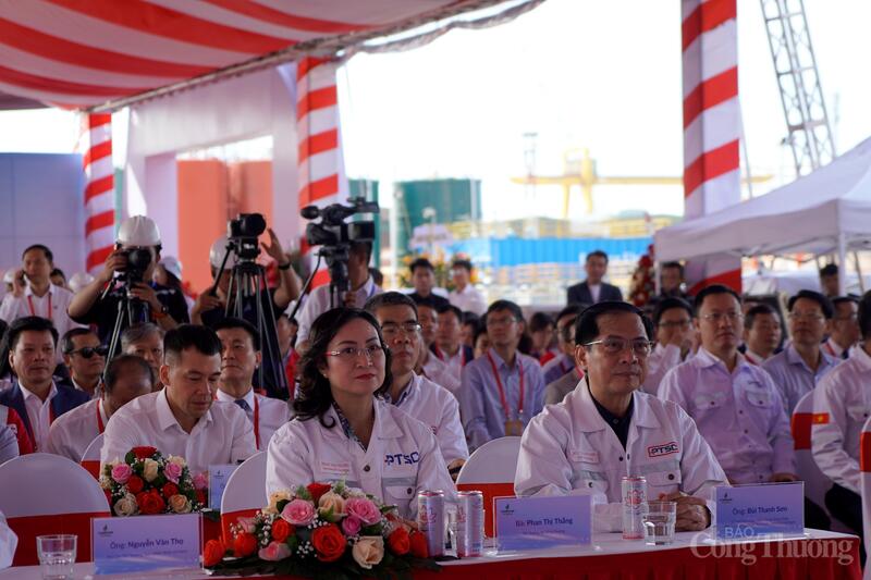 Phó Thủ tướng Bùi Thanh Sơn; Thứ trưởng Oklavip khuyến mã hấp dẫn mỗi ngày Phan Thị Thắng dự Lễ đặt tên giàn khoan tự nâng PV Drilling VIII. Ảnh: Nguyễn Ngọc
