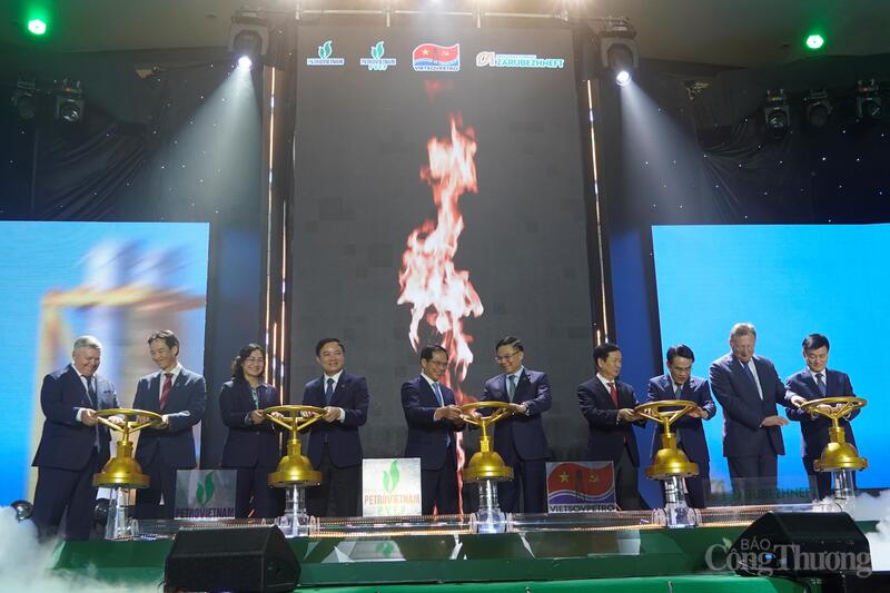 Các đại biểu thực hiện nghi thức mở van, đánh dấu sự kiện đón dòng đầu tiên của mỏ Kình Ngư Trắng - Kình Ngư Trắng Nam.