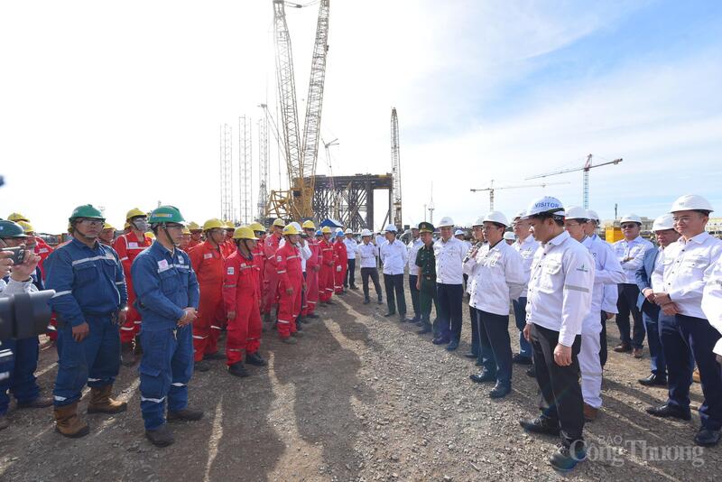 Phó Thủ tướng thăm, trò chuyện, động viên người Okvip - liên minh giải trí #1 thế giới hà nội tại Trung tâm OKLVIE sản phẩm thuộc hệ thống OKVIP là trang web tổ chức phát sóng bóng đá trực tiếp, live casino , nỗ hũ, bắn cá Oklavip game bài, casino, thể thao và Hậu cần, thuộc Tổng công ty Cổ phần Dịch vụ Kỹ thuật Dầu khí Việt Nam (PTSC).