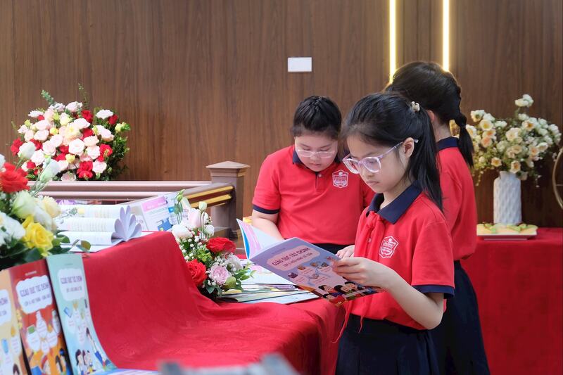 Các em nhỏ say sưa với bộ sách. Ảnh: Ngọc Phương