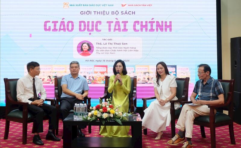 Tác giả- ThS. Lê Thị Thúy Sen, đại diện Nhà xuất bản Giáo dục Việt Nam, Công ty Sách Tân Việt và các chuyên gia  chia sẻ về bộ sách. Ảnh: Ngọc Phương
