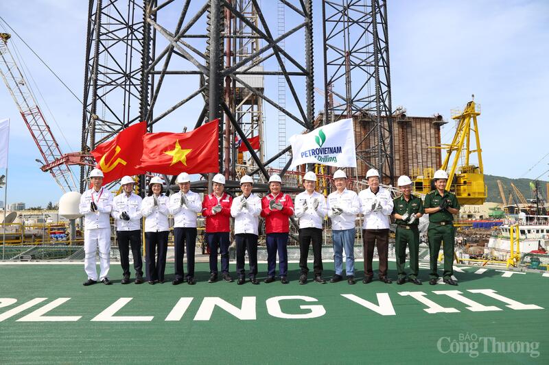 Các đại biểu chụp hình lưu niệm trên giàn khoan PV DRILLING VIII