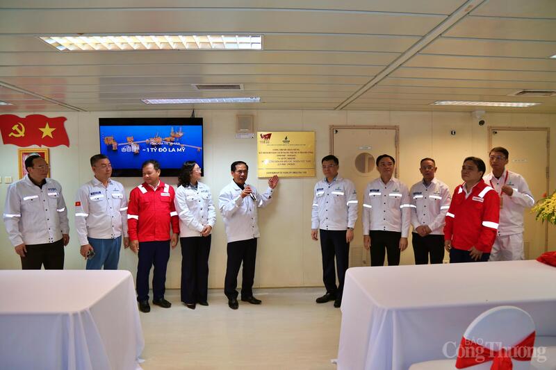 Phó Thủ tướng Bùi Thanh Sơn cùng các đại biểu thực hiện nghi thức gắn biển Công trình chào mừng 80 năm Cách mạng Tháng Tám thành công (19/8/1945-19/8/2025) và Quốc khánh 2/9 trên giàn khoan PV DRILLING VIII