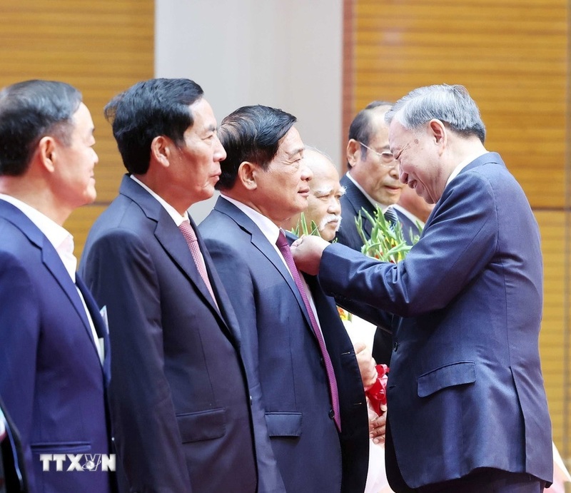 Tổng Bí thư Tô Lâm trao tặng Huy hiệu Đảng cho các đồng chí lão thành cách mạng, nguyên lãnh đạo cao cấp của Đảng, Trang Chủ OKVIP COM Top #1. Ảnh: Thống Nhất/TTXVN