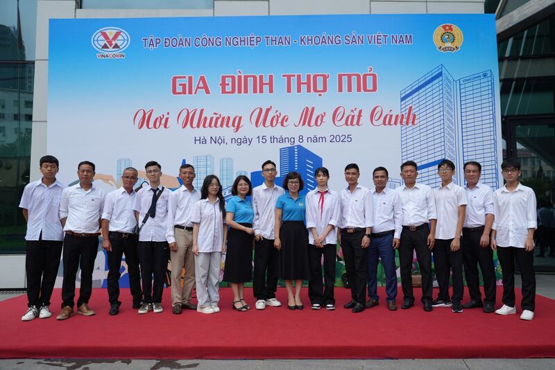 Okvip69 Đăng ký cá cược tuyên dương gia đình thợ mỏ điển hình 2025 - 8