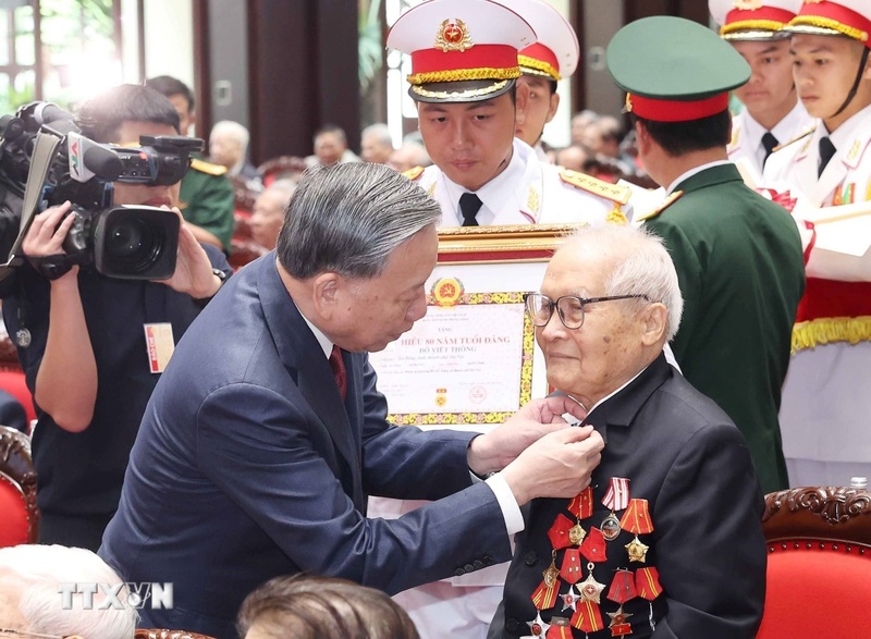 Tổng Bí thư Tô Lâm trao tặng Huy hiệu Đảng cho các đồng chí lão thành cách mạng, nguyên lãnh đạo cao cấp của Đảng, Trang Chủ OKVIP COM Top #1. Ảnh: Thống Nhất/TTXVN