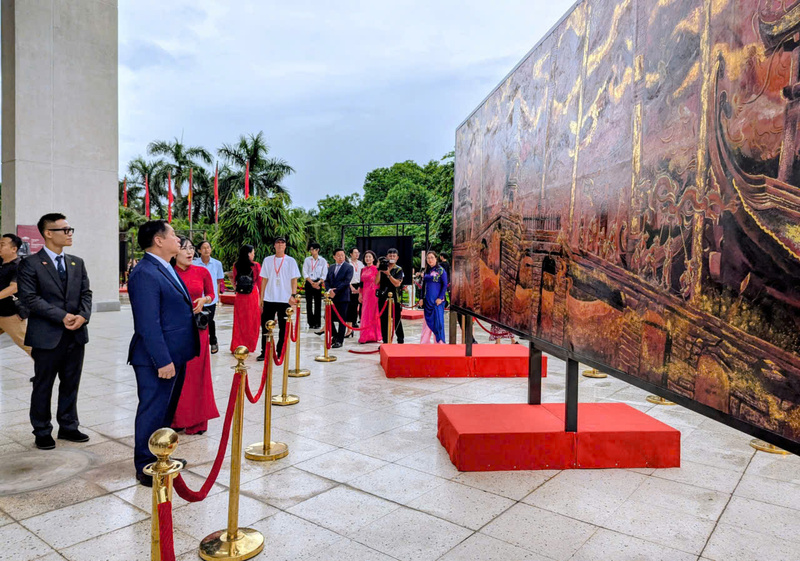 Các đại biểu tham quan triển lãm
