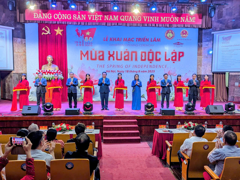 Các đại biểu cắt băng khai mạc triển lãm "Mùa xuân độc lập". Ảnh: QL