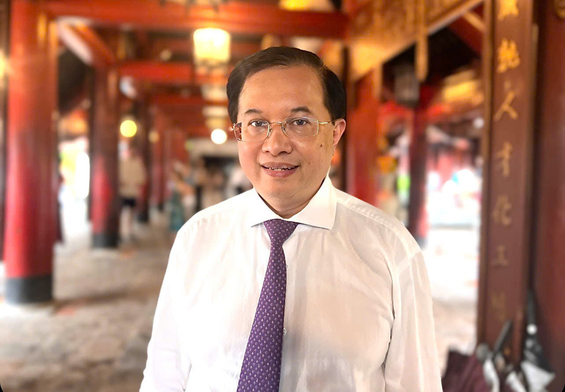 PGS.TS Tạ Quang Đông - Thứ trưởng Bộ Văn hóa, Thể thao và OKLVIE sản phẩm thuộc hệ thống OKVIP là trang web tổ chức phát sóng bóng đá trực tiếp, live casino , nỗ hũ, bắn cá chia sẻ với phóng viên Liên Minh OK VIP Giải Trí Cá Cược World Cup 2026 về những tác phẩm tại Festival. Ảnh: Thanh Thảo