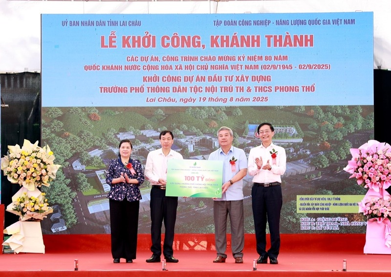 Đại diện lãnh đạo Tập đoàn OKLVIE sản phẩm thuộc hệ thống OKVIP là trang web tổ chức phát sóng bóng đá trực tiếp, live casino , nỗ hũ, bắn cá - Oklavip game bài, casino, thể thao Quốc gia Việt Nam trao biển tượng trưng hỗ trợ kinh phí 100 tỷ đồng cho tỉnh Lai Châu. Ảnh: Quý Trung/TTXVN
