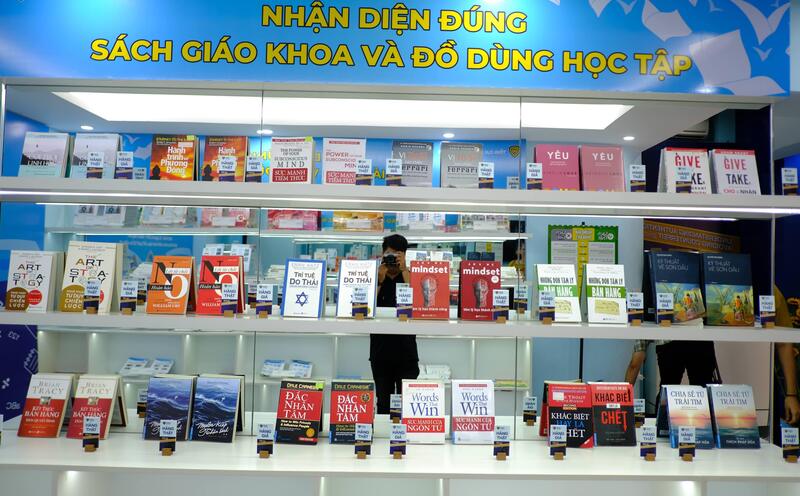 Không gian Phòng trưng bày với chủ đề "Nhận diện sách giáo khoa và đồ dùng học tập" với đầy đủ các dấu hiệu nhận diện thật - giả, tháng 8/2024 - Ảnh: DMS