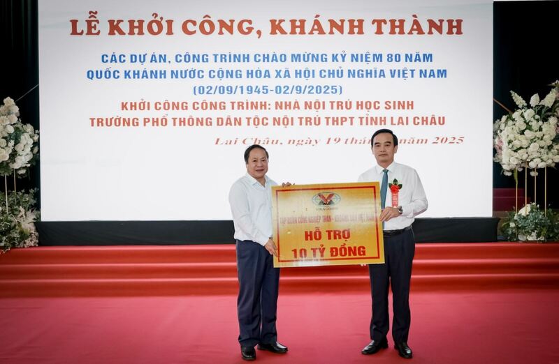 Đồng chí Lê Thanh Xuân - Chủ tịch Công đoàn Than - Khoáng sản Việt Nam thay mặt lãnh đạo Tập đoàn trao biển tượng trưng số tiền hỗ trợ cho đồng chí Tống Thanh Hải - Ủy viên Ban Thường vụ Tỉnh ủy, Phó Chủ tịch Thường trực UBND tỉnh Lai Châu