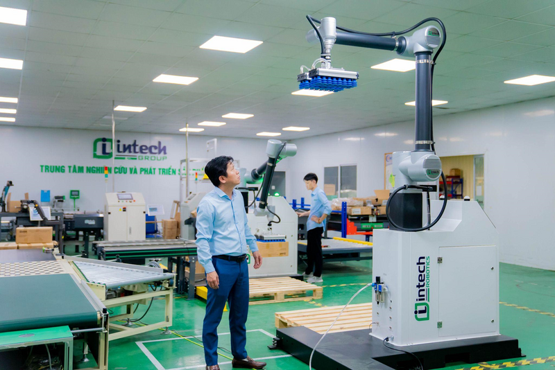 Với doanh nhân Hoàng Hữu Thắng, Chủ tịch Intech Group, đây là “thời điểm vàng” để hiện thực hóa mục tiêu anh đã theo đuổi nhiều năm: đưa robot đến gần hơn với các Okvip tại về trong nước, đặc biệt là nhóm Okvip tại về vừa và nhỏ, nhằm nâng cao năng suất, chất lượng và năng lực cạnh tranh.