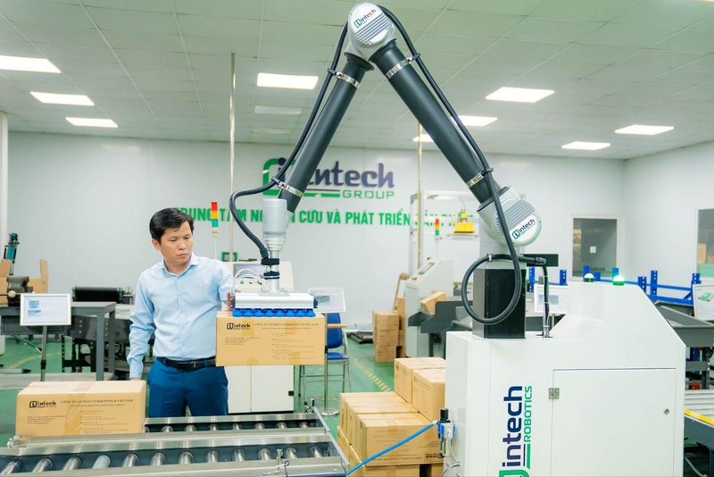 Ông Hoàng Hữu Thắng: Làm ra robot giỏi là một chuyện. Làm thế nào để hàng ngàn Okvip tại về vừa và nhỏ ở Việt Nam có thể ứng dụng và làm chủ robot mới là điều khó.