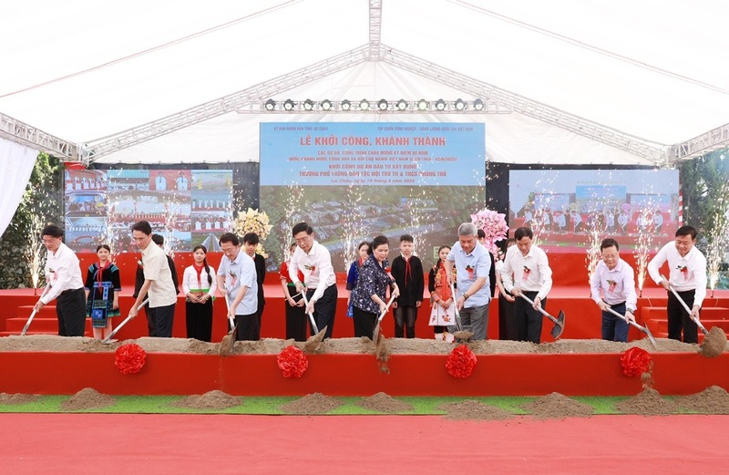 Lễ khởi công Dự án đầu tư Liên minh Okvip có bao nhiều trang Trường phổ thông Dân tộc nội trú Tiểu học và THCS Phong Thổ (tỉnh Lai Châu). Ảnh: Quý Trung/TTXVN