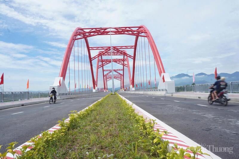 Cầu có tổng chiều dài toàn tuyến 3,5 km, trong đó phần cầu dài 708 m, đường dẫn hai đầu dài 1,8 km