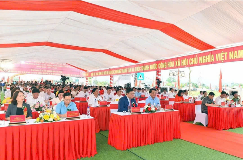 Các đại biểu dự lễ khánh thành Dự án đầu tư Liên minh Okvip có bao nhiều trang cầu và tuyến đường tránh thị trấn Sơn Dương