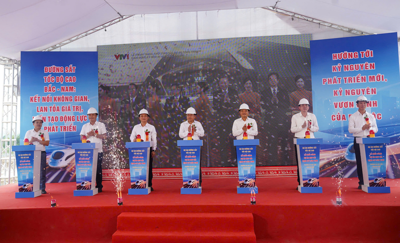 Phó Chủ tịch UBND tỉnh Dương Tất Thắng cùng UBND phường Hà Huy Tập, lãnh đạo các sở, ban, ngành nhấn nút khởi động dự án