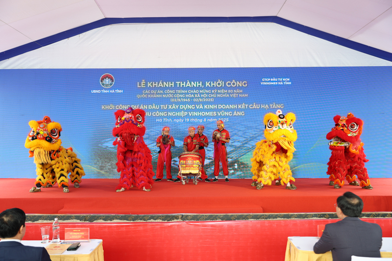 Tiết mục múa lân chào mừng lễ khởi công