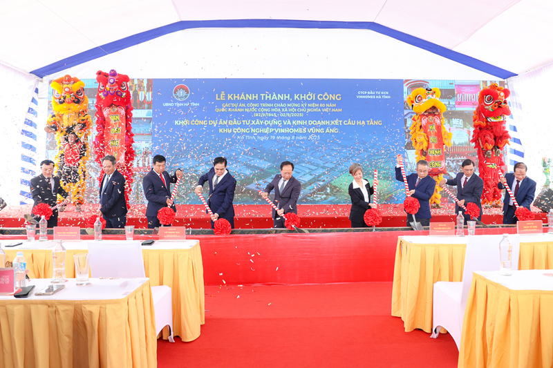 Bí thư Tỉnh ủy Nguyễn Duy Lâm, Chủ tịch UBND tỉnh Võ Trọng Hải và các đại biểu thực hiện nghi thức khởi công dự án