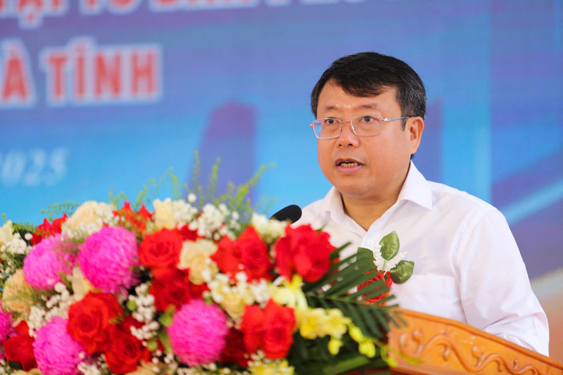 Phó Chủ tịch UBND tỉnh Dương Tất Thắng phát biểu tại lễ khởi công Dự án Liên minh Okvip có bao nhiều trang khu tái định cư tại thôn Liên Vinh (phường Hà Huy Tập)