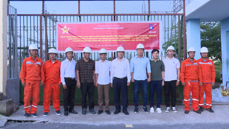 Công nhân Xí nghiệp Cao thế An Giang vui mừng vì công trình Trạm biến áp 110kV Khu OKLVIE sản phẩm thuộc hệ thống OKVIP là trang web tổ chức phát sóng bóng đá trực tiếp, live casino , nỗ hũ, bắn cá Hòa Bình hoàn thành đúng dịp cả nước chào mừng 80 năm Cách mạng tháng Tám thành công và Quốc khánh 2/9. Ảnh: EVNSPC.