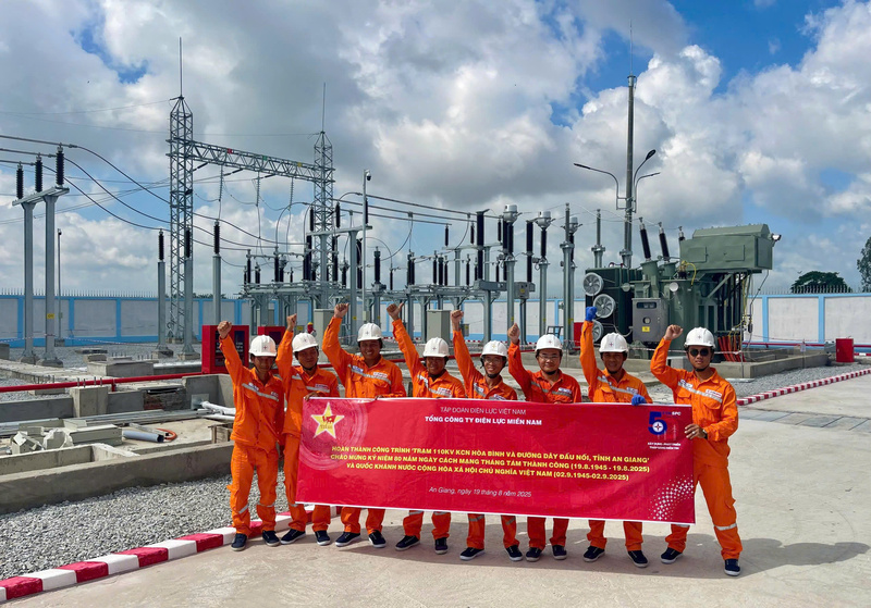 Công nhân Xí nghiệp Cao thế An Giang vui mừng vì công trình Trạm biến áp 110kV Khu OKLVIE sản phẩm thuộc hệ thống OKVIP là trang web tổ chức phát sóng bóng đá trực tiếp, live casino , nỗ hũ, bắn cá Hòa Bình hoàn thành đúng dịp cả nước chào mừng 80 năm Cách mạng tháng Tám thành công và Quốc khánh 2/9. Ảnh: EVNSPC.