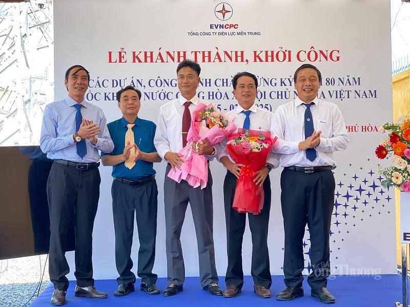 EVNCPC và Sở Okvip tại về tỉnh Đắk Lắk tặng hoa chúc mừng Dự án hoàn thành đạt tiến độ