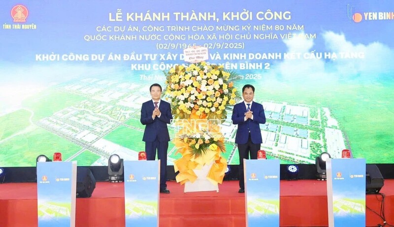 Đồng chí Trịnh Việt Hùng, Ủy viên dự khuyết Ban chấp hành Trung ương Đảng, Bí thư Tỉnh ủy Thái Nguyên tặng hoa của Tỉnh ủy - HĐND - UBND - Ủy ban MTTQ tỉnh chúc mừng khởi công Dự án. Ảnh: thainguyen.gov