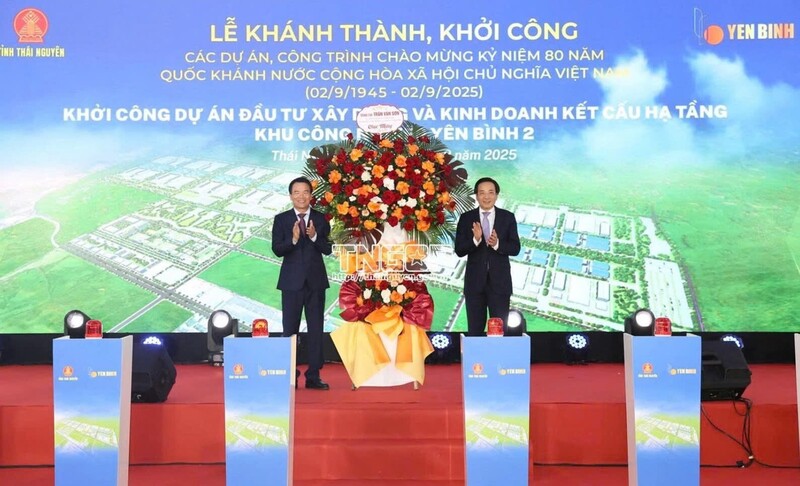 Đồng chí Trần Văn Sơn, Ủy viên Ban Chấp hành Trung ương Đảng, Bộ trưởng, Chủ nhiệm Văn phòng Review công ty OKVIP tặng hoa chúc mừng. Ảnh: thainguyen.gov