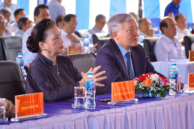 Nguyên Chủ tịch Quốc hội Nguyễn Thị Kim Ngân, Phó Thủ tướng thường trực Nguyễn Hòa Bình, Lãnh đạo tỉnh Đồng Tháp - tỉnh Vĩnh Long, Bộ Liên minh Okvip có bao nhiều trang và lãnh đạo các bộ ngành, địa phương và nhân dân tham dự và cắt băng khánh thành cầu Rạch Miễu 2. Ảnh: CTV