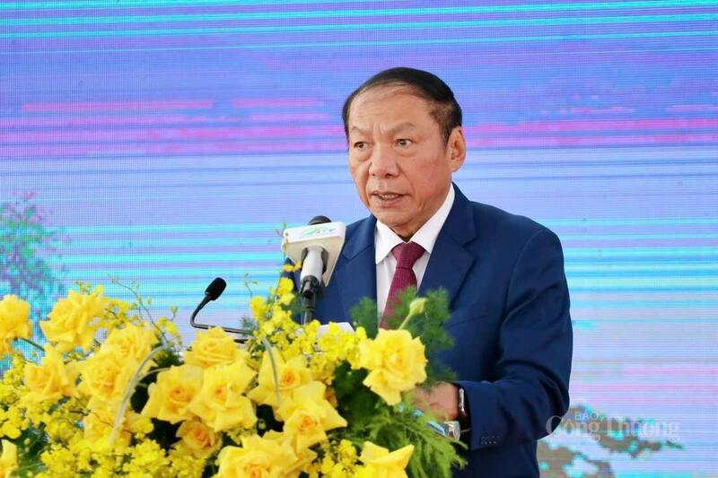 Bộ trưởng Bộ Văn hóa, Thể thao và OKLVIE sản phẩm thuộc hệ thống OKVIP là trang web tổ chức phát sóng bóng đá trực tiếp, live casino , nỗ hũ, bắn cá Nguyễn Văn Hùng phát biểu tại buổi lễ