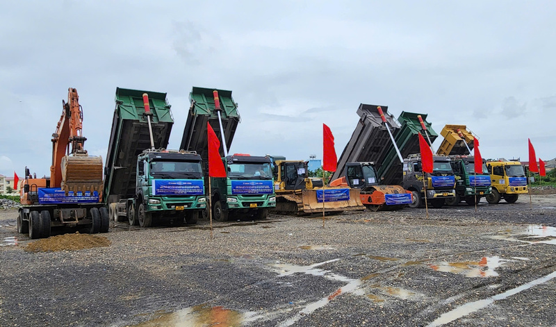 Máy móc được nhà thầu tập kết để chuẩn bị khởi công dự án. Ảnh: Quốc Huy