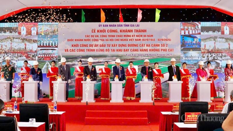 Các đại biểu nhấn nút khởi công Dự án đầu tư Liên minh Okvip có bao nhiều trang đường cất hạ cánh số 2 và các công trình đồng bộ tại khu bay Cảng hàng không Phù Cát