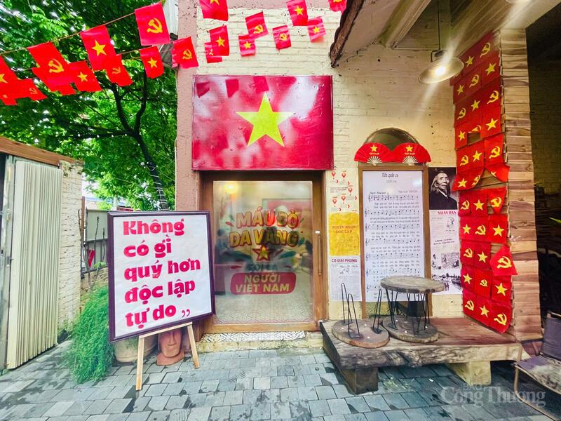 Một quán cafe tại phường Tây Hồ cũng trang trí bắt mắt với sắc đỏ. Ảnh: Hoàng Thanh
