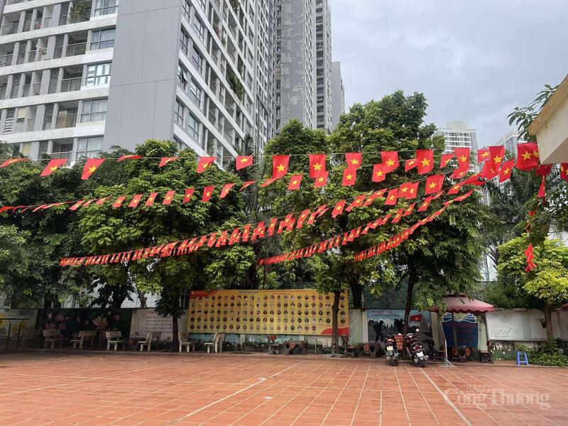 Không khí rực rỡ tại Trường Trung học Cơ sở Mai Động (Hà Nội).