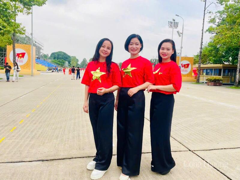 Chị Nguyễn Thanh Thực (bên phải) ở phường Đại Mỗ đã cùng 2 người bạn thân cùng lên kế hoạch mặc áo cờ đỏ sao vàng tới check-in lại khu vực Lăng Bác để ghi lại khoảnh khắc đáng nhớ.