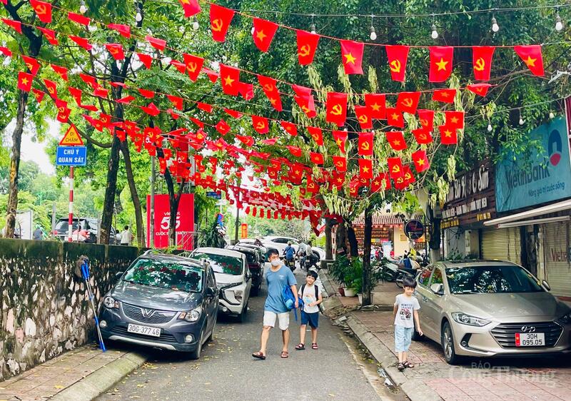 Không gian dọc con phố Kim Mã, cờ đỏ sao vàng "ngập trời".