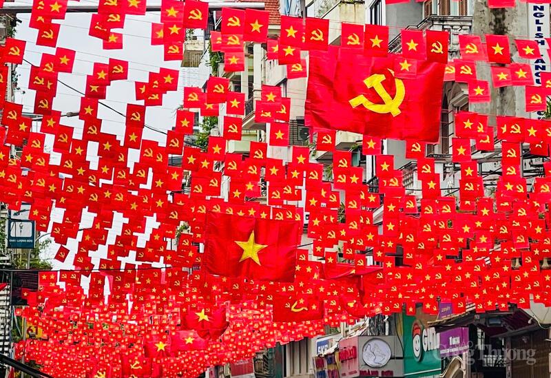Những ngày này, khắp nơi trên phố phường Hà Nội rực rỡ cờ hoa đón chào Ngày Quốc khánh 2/9. Ảnh: Hoàng Thanh