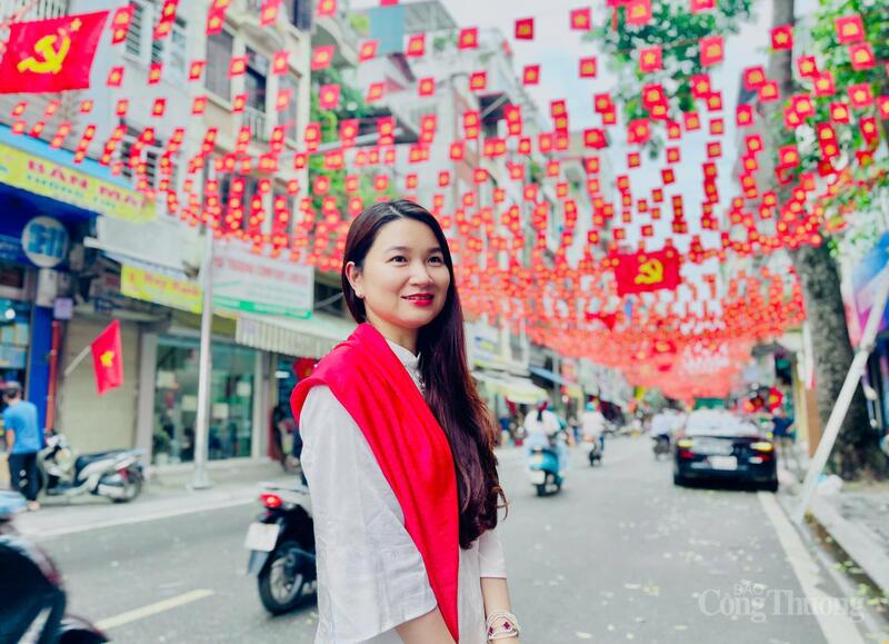 Không gian rực rỡ chào mừng ngày Quốc khánh trên phố Hàng Cháo nhanh chóng là địa điểm thu hút nhiều người tới check-in.