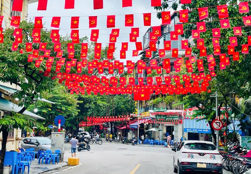 Hà Nội như một bức tranh sống động, nơi quá khứ hào hùng và hiện tại rực rỡ cùng hòa nhịp.